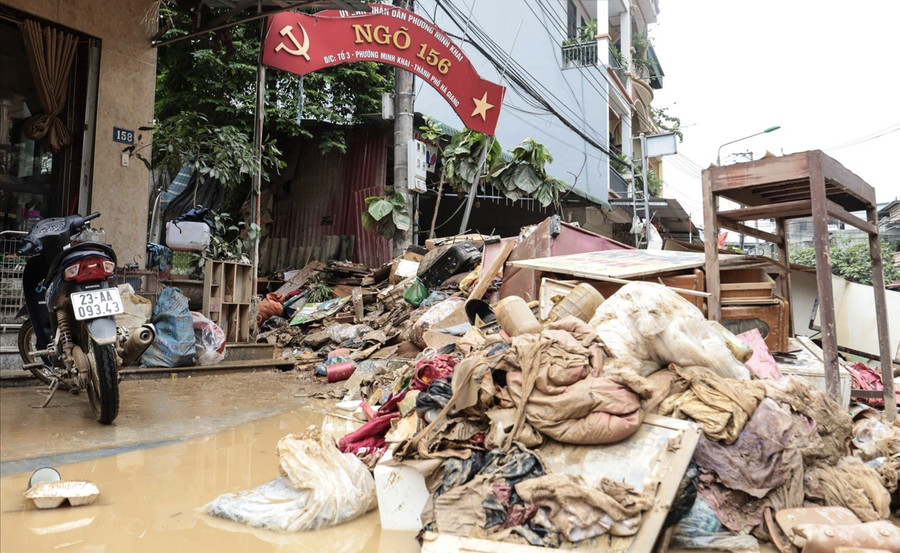 Rác do lũ cuốn về ngổn ngang trên đường. 1000042412.jpg