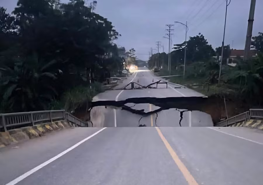 Cầu Tát Luông bị sập khiến giao thông tê liệt.