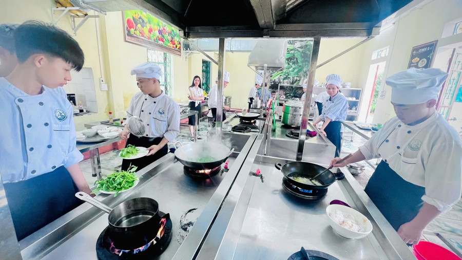 Các bạn trẻ theo học nghề đầu bếp tại Trường Cao đẳng Yên Bái có nhiều cơ hội thực tập tại các doanh nghiệp tại địa phương.
