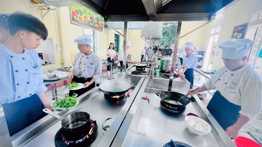 Các bạn trẻ theo học nghề đầu bếp tại Trường Cao đẳng Yên Bái có nhiều cơ hội thực tập tại các doanh nghiệp tại địa phương.