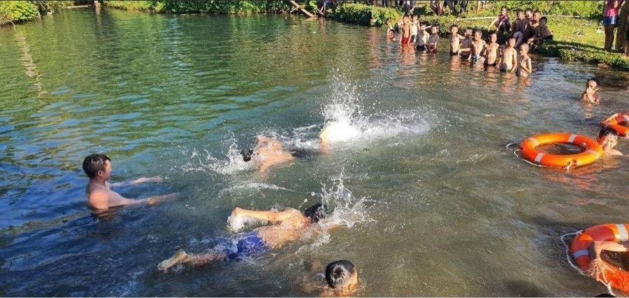 Triển khai các lớp dạy bơi miễn phí đến từng thôn, bản tại huyện Lục Yên. 1000037917.jpg