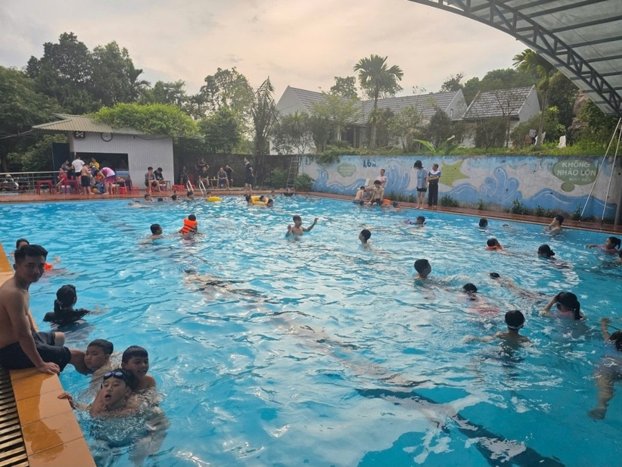 Nhiều bể bơi tại Yên Bái giúp trẻ có kỹ năng bơi lội trong dịp hè. 1000037915.jpg