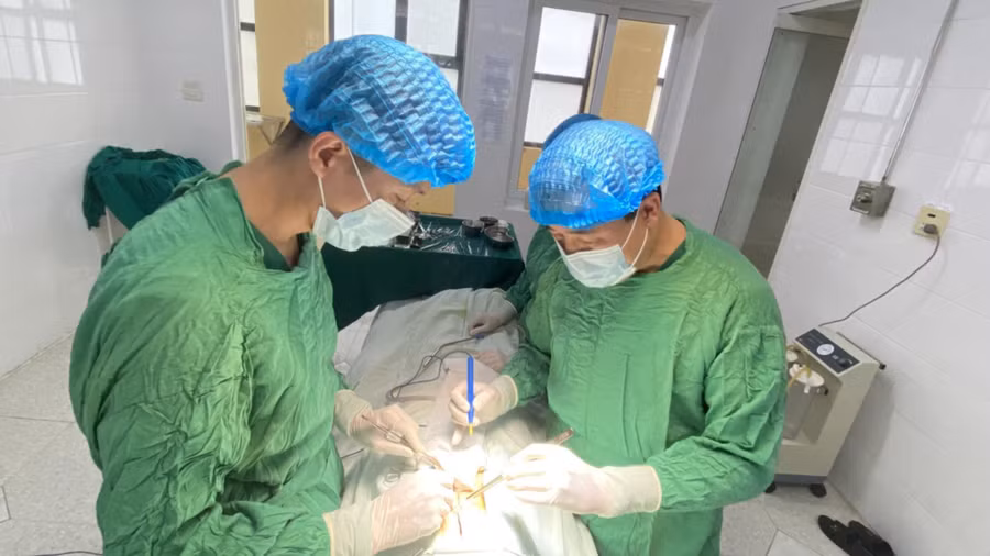 Kíp mổ TTYT Mù Cang Chải phẫu thuật thành công kỹ thuật khó vượt tuyến.