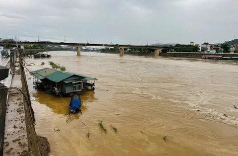 Nước lũ dâng cao, chảy qua địa phận tỉnh Lào Cai.