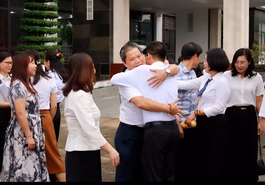 Các cán bộ ngành giáo dục Lào Cai về trung tâm hành chính mới làm việc.