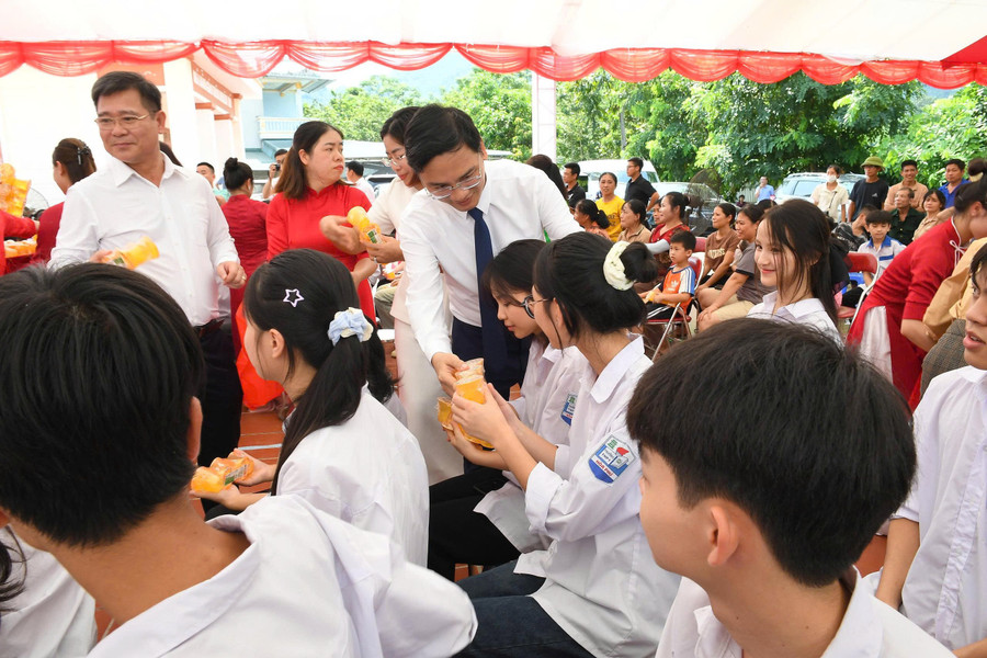 Sự ân cần của lãnh đạo địa phương với các em học sinh. 8vn.jpg
