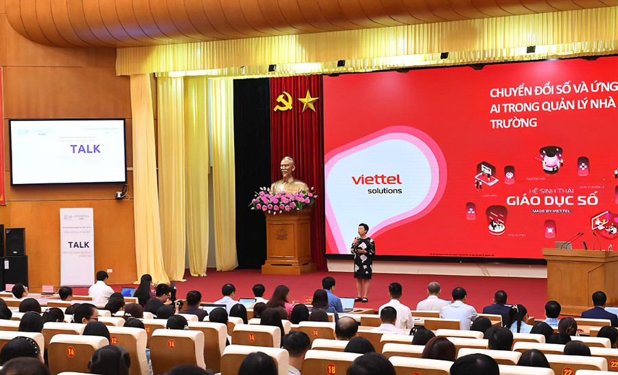 Diễn giả Phạm Thị Ngọc Lan, Giám đốc Trung tâm Giải pháp Giáo dục Số (Viettel) trao đổi nội dung chuyển đổi số và ứng dụng AI trong quản lý nhà trường.
