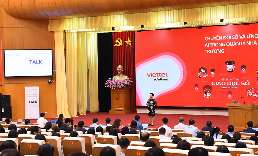 Diễn giả Phạm Thị Ngọc Lan, Giám đốc Trung tâm Giải pháp Giáo dục Số (Viettel) trao đổi nội dung chuyển đổi số và ứng dụng AI trong quản lý nhà trường.