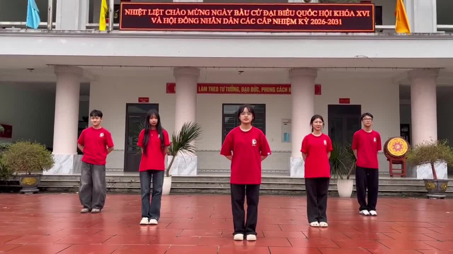 Các em học sinh Trường THPT Chuyên Hà Giang với "Vũ điệu đi bầu".