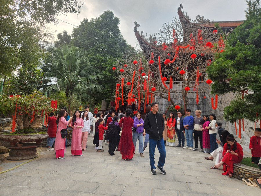 Người dân đi lễ tại Chùa Hà (TP Vĩnh Yên, Vĩnh Phúc) ngày đầu năm.