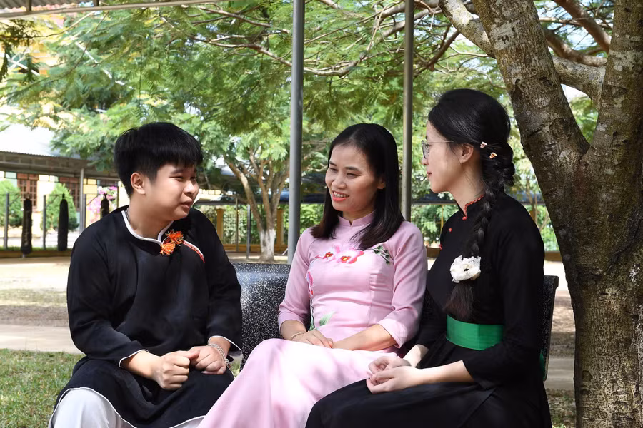 Cô Hải chia sẻ với học trò ngoài giờ học.