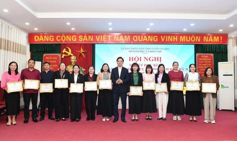 Các tổ chức, cá nhân có thành tích xuất sắc trong học kỳ I được khen thưởng.