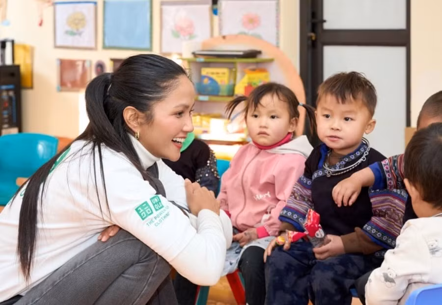 Hoa hậu H'Hen Niê thân thiện với trẻ em vùng cao Yên Bái.