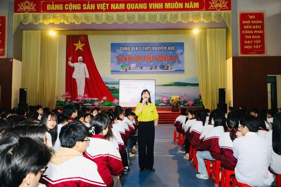 Buổi nâng cao tư duy thời đại số tại trường THPT Nguyễn Huệ.