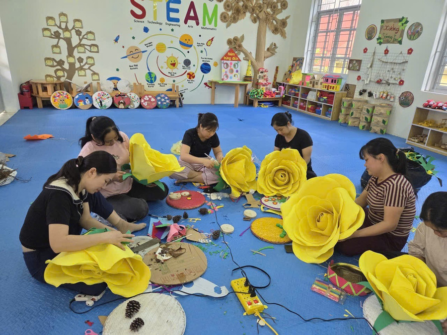 Các cô giáo Trường Mầm non Tú Thịnh, xã Sơn Dương chuẩn bị năm học mới. 1000041023.png