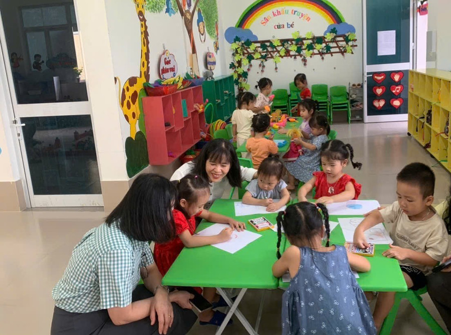 Bà Hoàng Thị Thu Huyền, Phó Giám đốc Sở GD&ĐT Tuyên Quang thăm đơn vị mầm non trước thềm năm học mới. (Ảnh: Hương Giang)