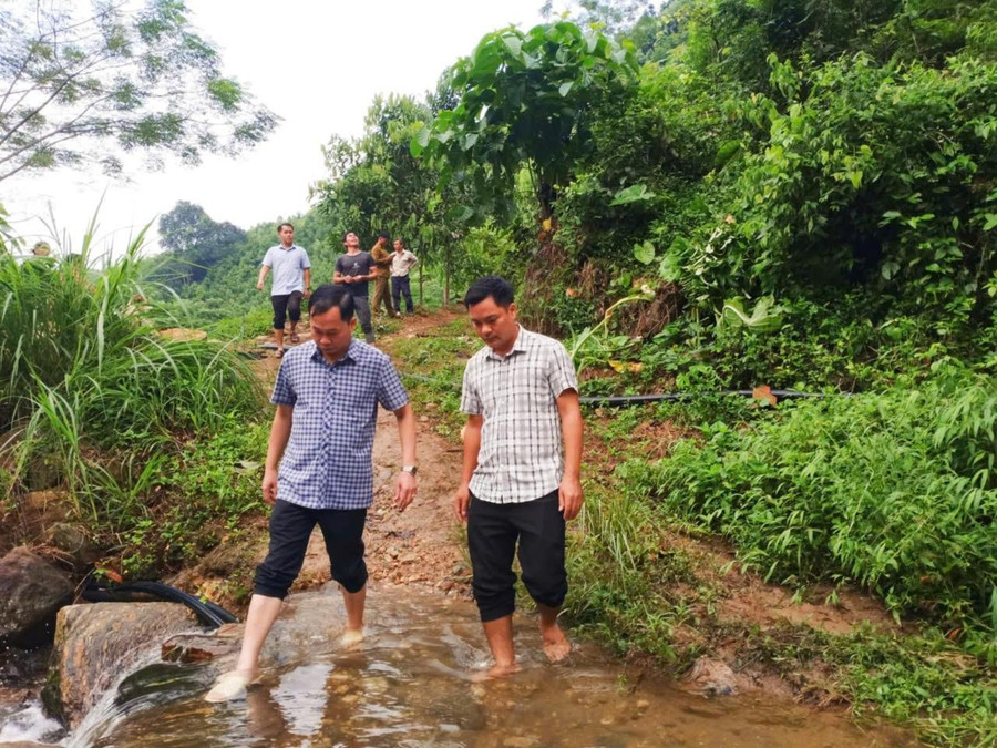 Lãnh đạo huyện Văn Yên lội suối chỉ đạo phương án tìm kiếm bé trai mất tích.