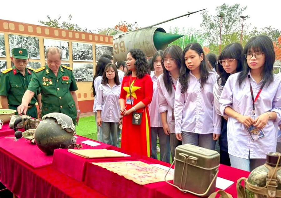 Các em học trường THPT Chuyên Nguyễn Tất Thành sinh tham quan tại triển lãm.