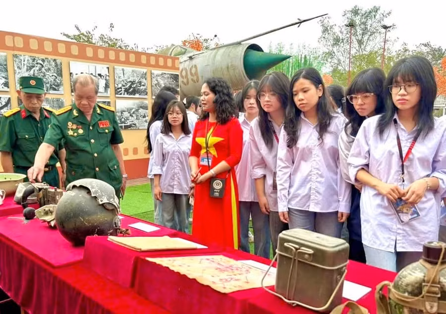 Các em học trường THPT Chuyên Nguyễn Tất Thành sinh tham quan tại triển lãm.