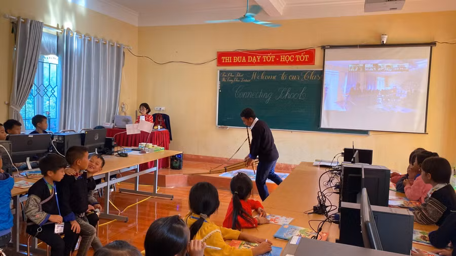 Bảo tồn, phát huy giá trị văn hóa truyền thống các dân tộc trong trường học.