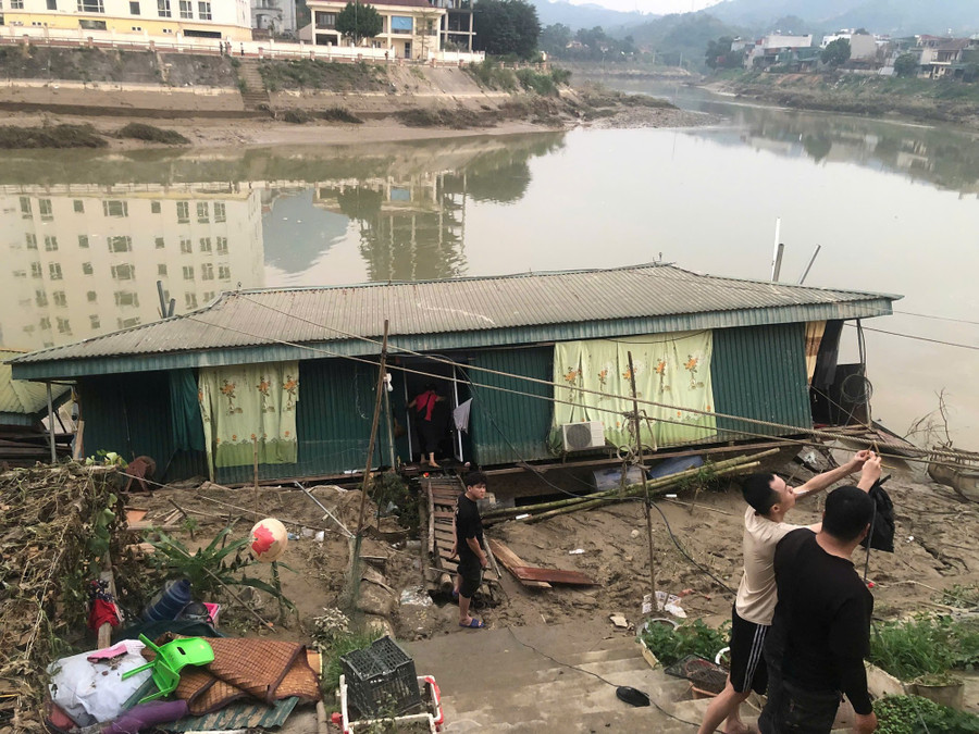 Nhà bè bị nghiêng khiến nhiều tài sản rơi xuống sông Lô. (Ảnh: Phú Nguyễn)