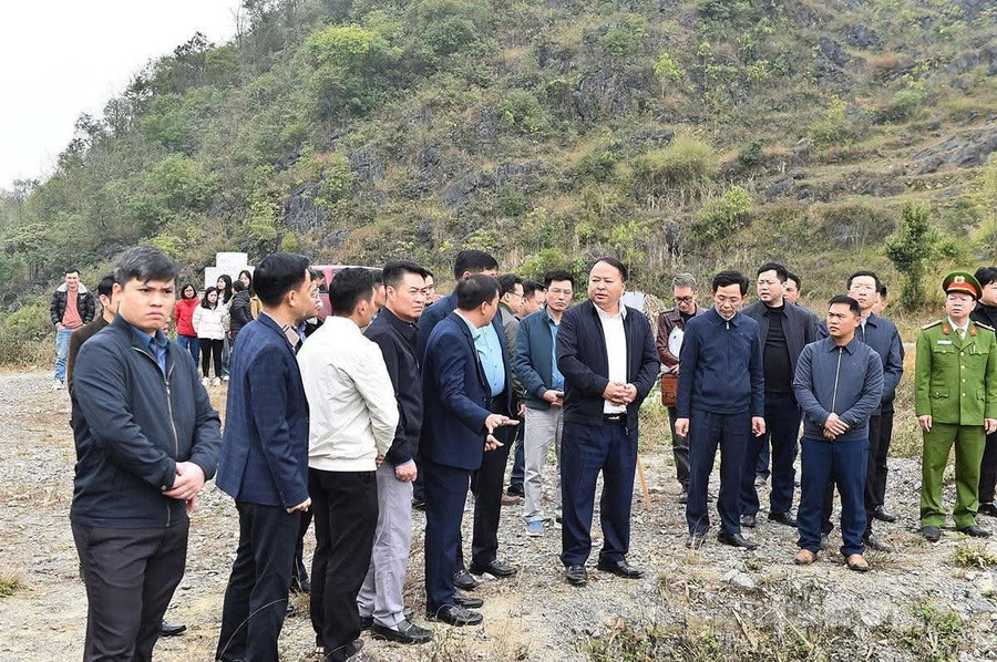 Ông Phan Huy Ngọc, Chủ tịch UBND tỉnh Tuyên Quang khảo sát mặt bằng tại xã Lũng Cú.