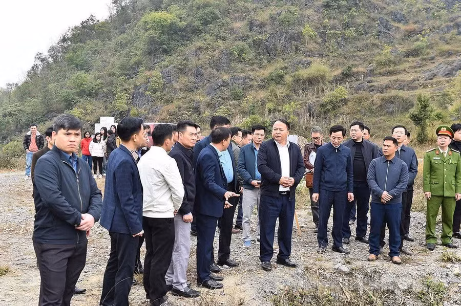 Ông Phan Huy Ngọc, Chủ tịch UBND tỉnh Tuyên Quang khảo sát mặt bằng tại xã Lũng Cú.