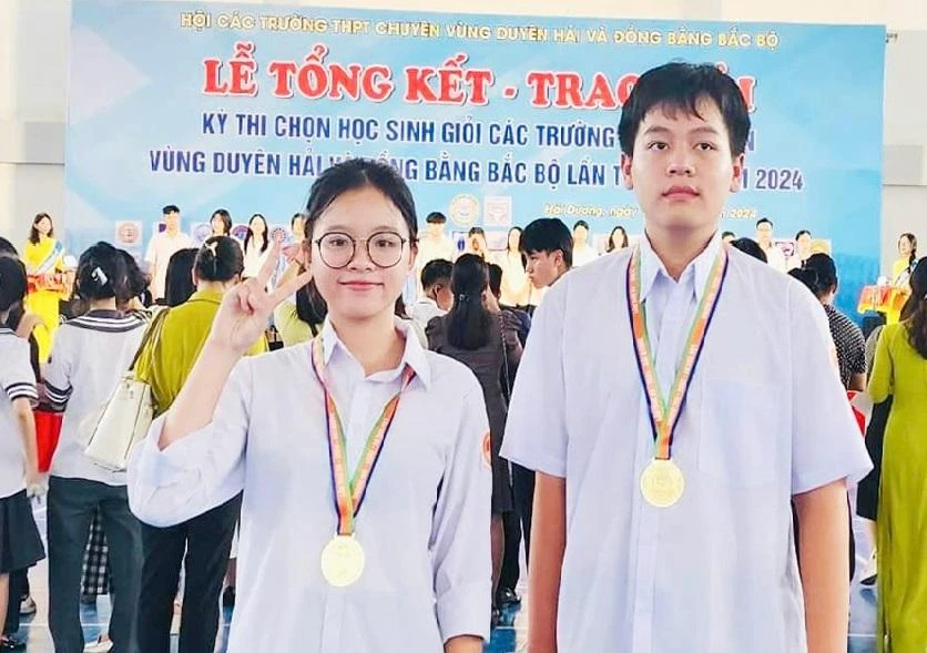 Em Phạm Thùy Dương (môn Ngữ Văn) và em Nguyễn Tuấn Minh (môn Tiếng Anh) đoạt Huy chương Vàng tại Kỳ thi.