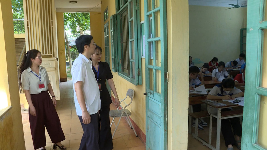 Lãnh đạo Sở GD&ĐT tỉnh Tuyên Quang kiểm tra tại kỳ thi, năm học 2025 - 2026.