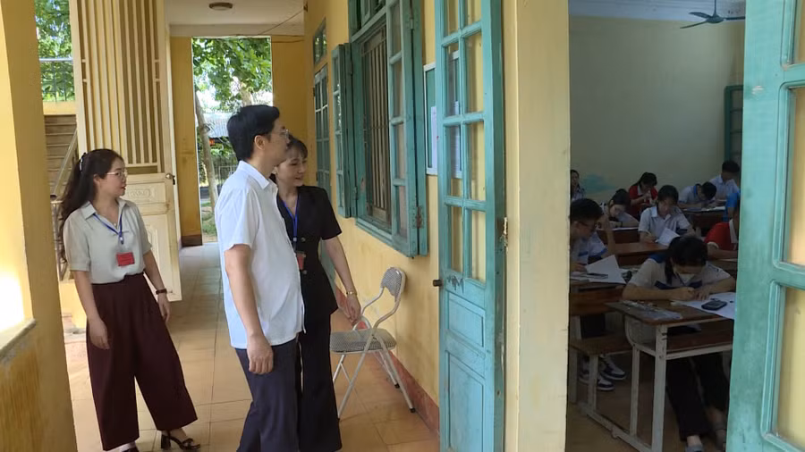 Lãnh đạo Sở GD&ĐT tỉnh Tuyên Quang kiểm tra tại kỳ thi, năm học 2025 - 2026.
