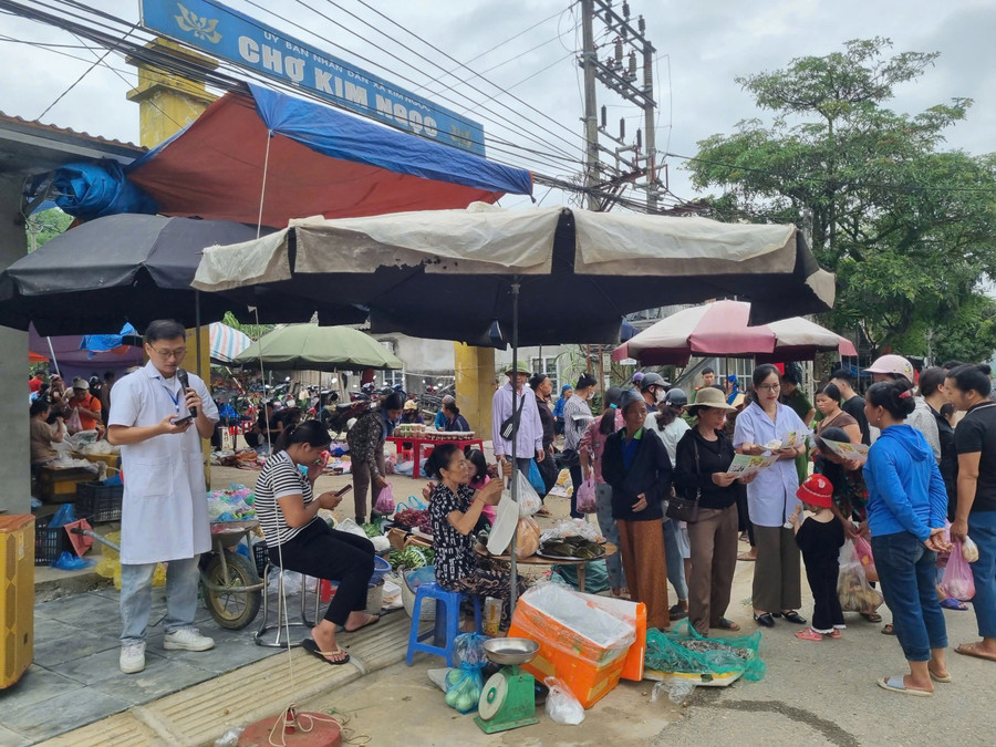 Lực lượng y tế tuyên truyền tới người dân cách phòng, tránh bệnh.