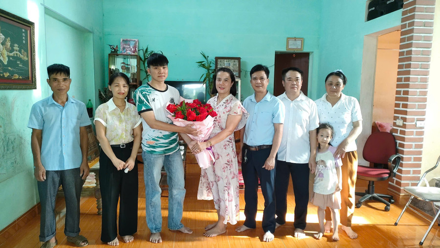 Em Nguyễn Anh Vũ, học sinh Trường THPT Hàm Yên nhận chúc mừng từ nhà trường và gia đình. (Ảnh: Tuấn Tú)
