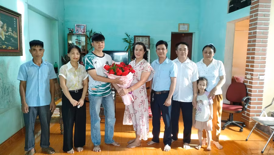 Em Nguyễn Anh Vũ, học sinh Trường THPT Hàm Yên nhận chúc mừng từ nhà trường và gia đình. (Ảnh: Tuấn Tú)