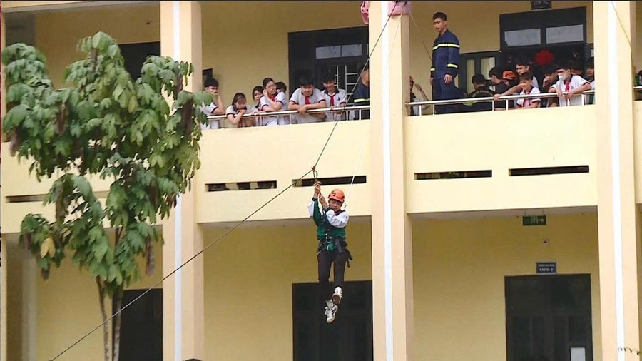 Học sinh trải nghiệm kỹ năng sinh tồn khi gặp sự cố. (Ảnh: CATQ)