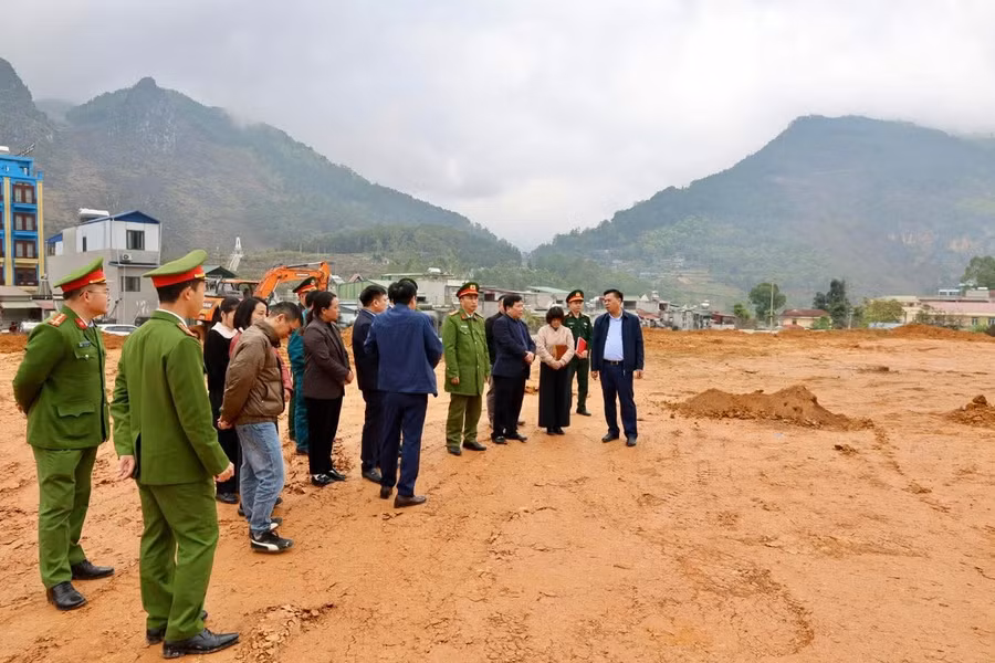 Lãnh đạo địa phương quan tâm sát sao trong việc xây dựng trường nội trú liên cấp.