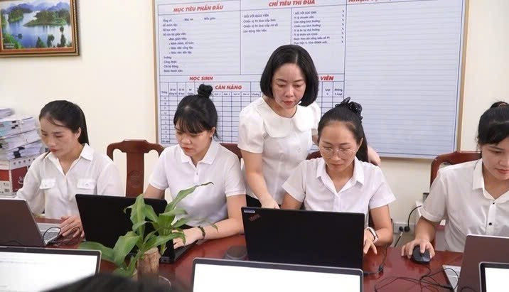 Bà Nguyễn Thị Thu Hiền, Hiệu trưởng Trường Mầm non Hương Sen cùng các giáo viên của nhà trường.