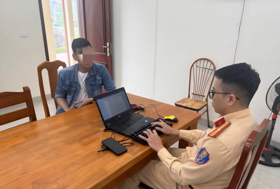 CSGT Tuyên Quang làm việc với người vi phạm.