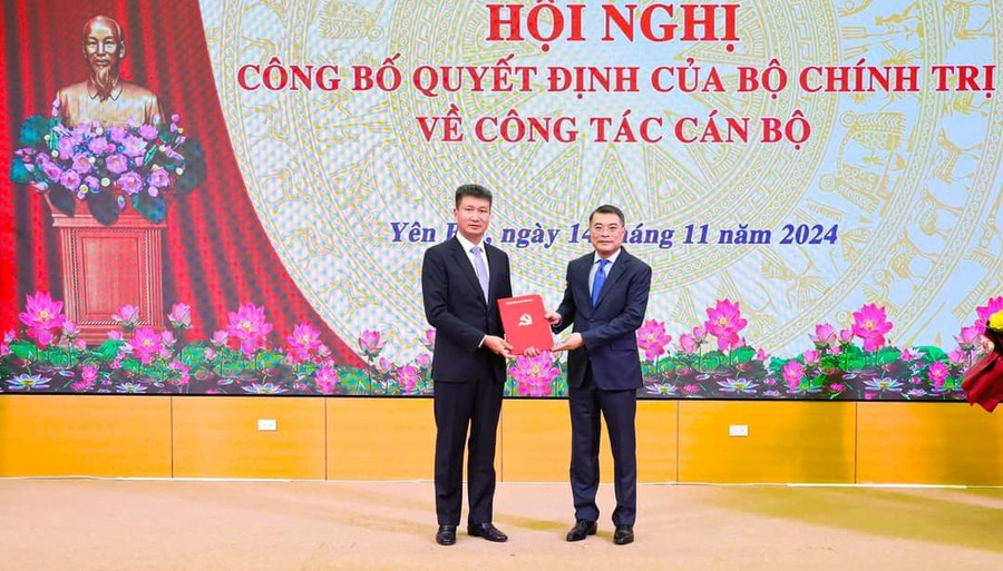 Ông Lê Minh Hưng, Trưởng Ban Tổ chức Trung ương trao quyết định chuẩn y của Bộ Chính trị cho Bí thư Tỉnh ủy Yên Bái Trần Huy Tuấn. (Ảnh: YTV)