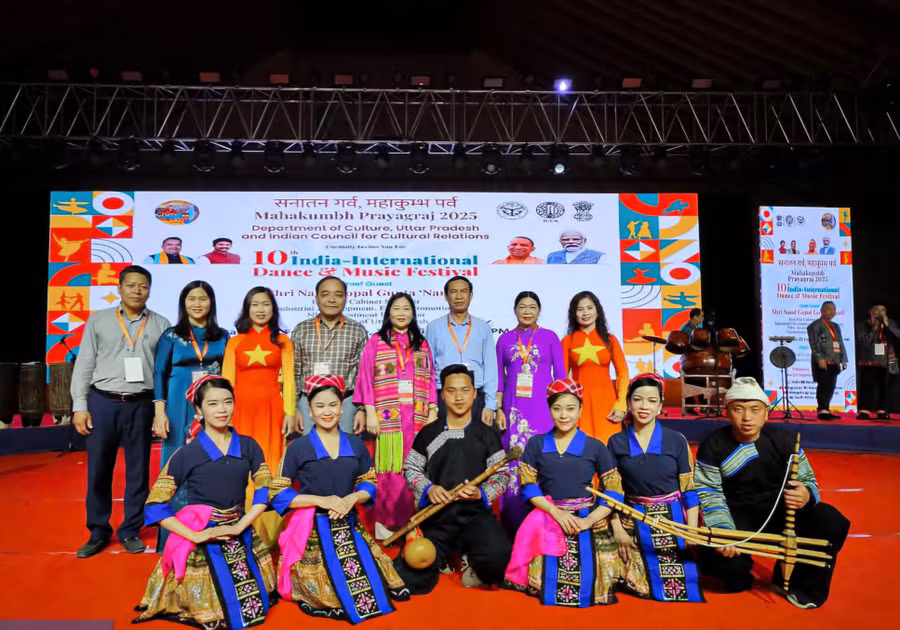 Đoàn công tác của tỉnh Yên Bái chụp ảnh lưu niệm. (Ảnh: YBTV).