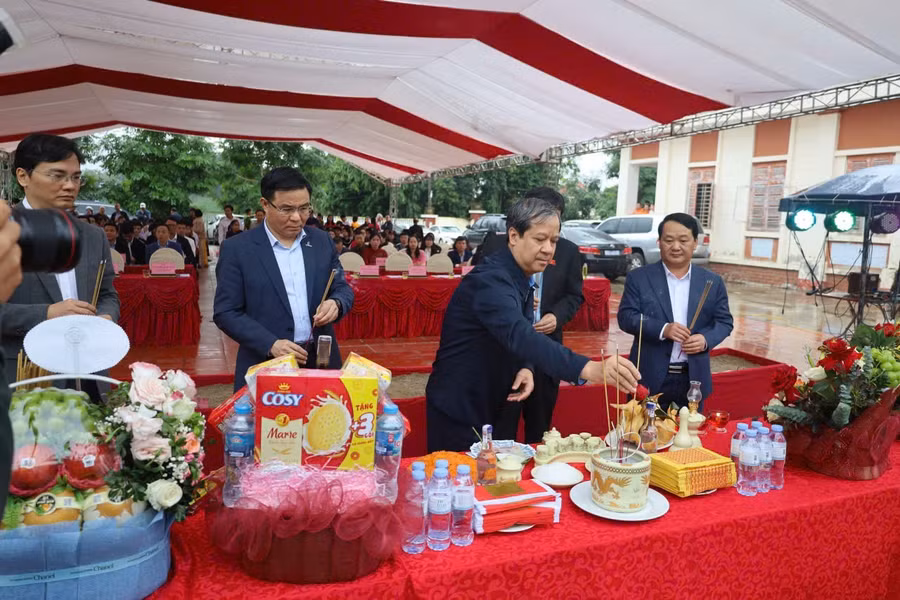 Bộ trưởng Nguyễn Kim Sơn dâng hương tại Khu di tích Bộ Quốc gia Giáo dục.