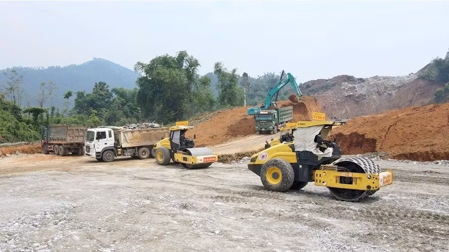 Nhà thầu thi công tập trung máy móc, đẩy nhanh tiến độ. (Ảnh: Quốc Việt)