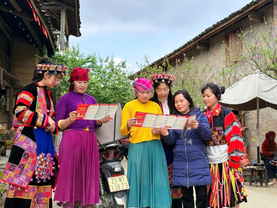 Người dân vùng cao Tuyên Quang tìm hiểu thông tin bầu cử.