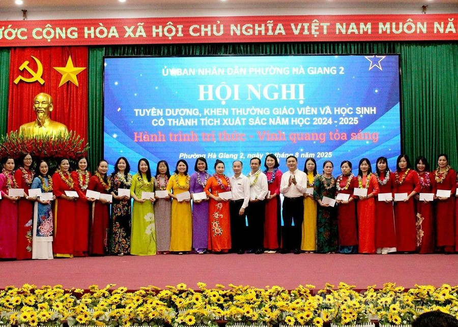 Các giáo viên có thành tích xuất sắc được tuyên dương. (Ảnh: Hoàng Hà)
