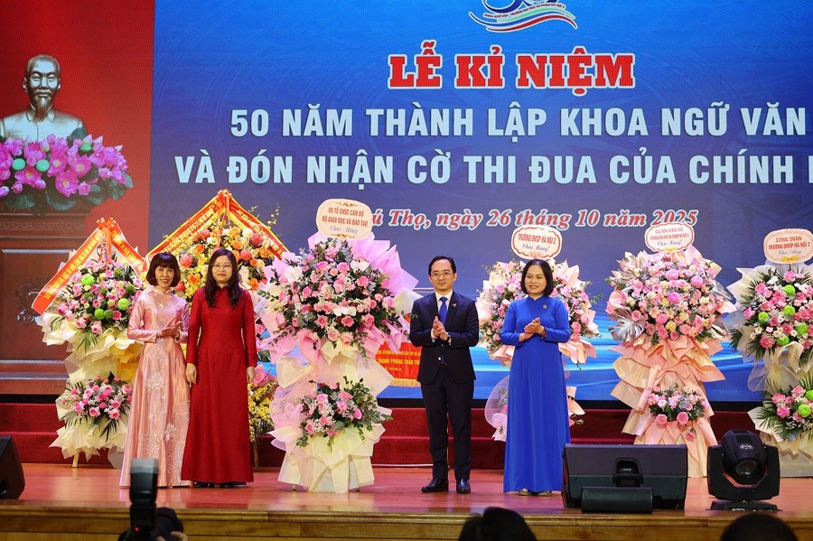 Bà Nguyễn Thị Hạnh, Phó Vụ trưởng Vụ Tổ chức cán bộ Bộ Giáo dục và Đào tạo tặng hoa chúc mừng Khoa Ngữ văn Trường ĐHSP Hà Nội 2. img-9048.jpg
