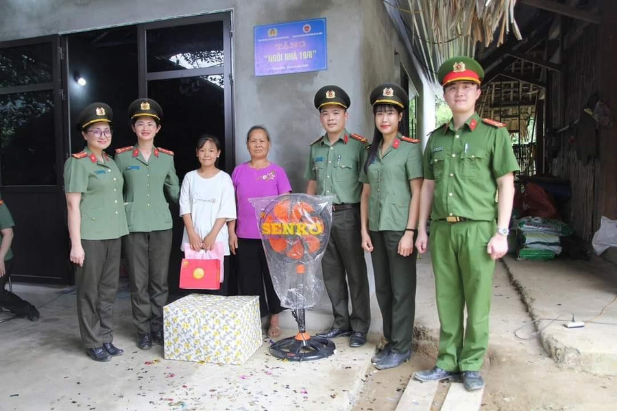 Trao nhà 19/8 và quà tặng, vật dụng gia đình cho em Đặng Thùy Trang. (Ảnh CA Tuyên Quang).