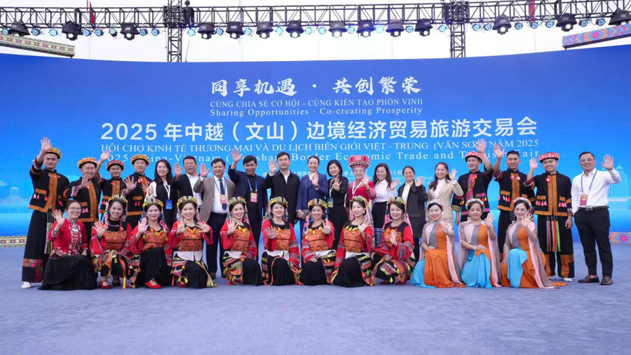 Đoàn Sở Văn hóa Thể thao và Du lịch Tuyên Quang tại châu Văn Sơn (Trung Quốc).