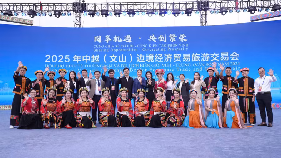 Đoàn Sở Văn hóa Thể thao và Du lịch Tuyên Quang tại châu Văn Sơn (Trung Quốc).