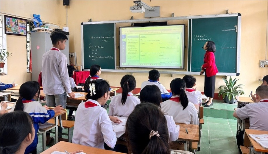 Cô giáo Nguyễn Thị Thu Hà cùng học sinh phân tích kết quả thực hiện nhiệm vụ học tập của học sinh trên hệ thống phần mềm trực tuyến Azota, OLM.