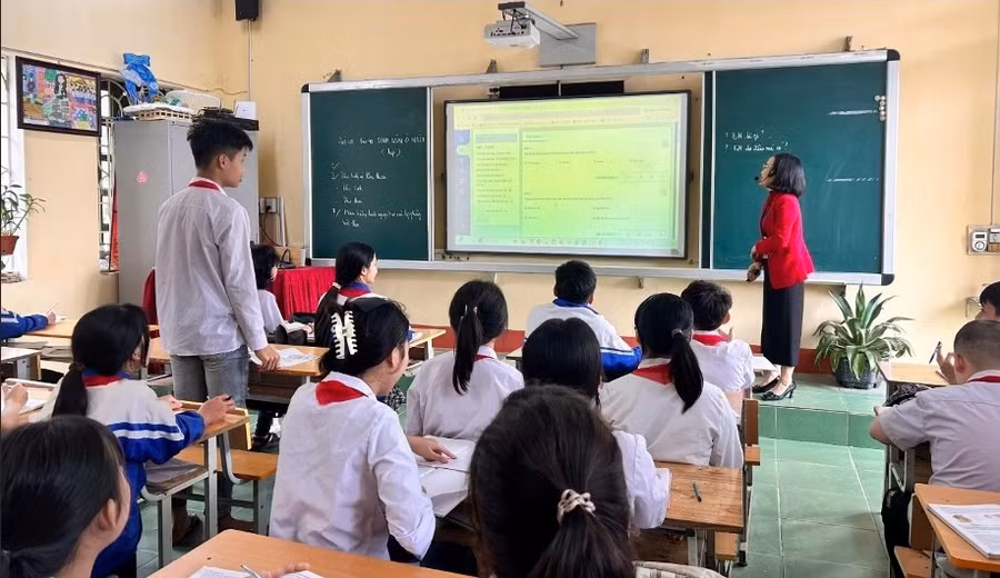 Cô giáo Nguyễn Thị Thu Hà cùng học sinh phân tích kết quả thực hiện nhiệm vụ học tập của học sinh trên hệ thống phần mềm trực tuyến Azota, OLM.