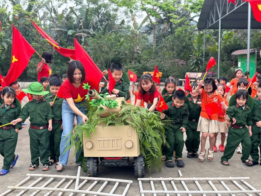 Hoạt cảnh tái hiện lịch sử tạo sự hào hứng cho các em trường Mầm non Minh Quán (Trấn Yên, Yên Bái).